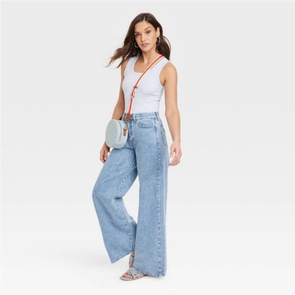 Women's Mid-Rise Super Wide Leg Jeans - Universal Thread™ light Wash new 🆕 - Picture 2 of 9